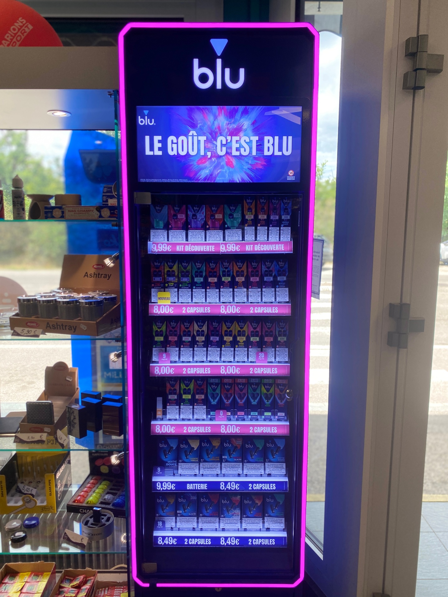 Distributeur de produits de vape blu en boutique